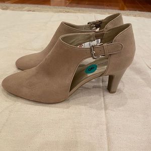 Bandolino vegan suede heels size 8 BRAND NEW